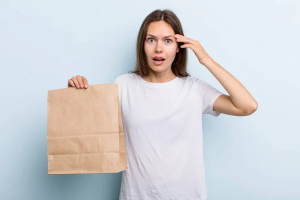 Young Adult Woman Looking Surprised Realizing New Thought Idea Concept — Fotografia de Stock