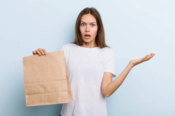 Young Adult Woman Feeling Extremely Shocked Surprised Delivery Take Away — Zdjęcie stockowe