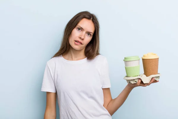 Jovem Mulher Adulta Olhando Confuso Confuso Tirar Conceito Café — Fotografia de Stock