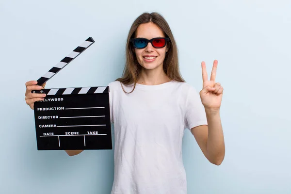 Jonge Volwassen Vrouw Glimlachend Vriendelijk Toont Nummer Twee Film Filmconcept — Stockfoto
