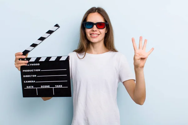 Jonge Volwassen Vrouw Glimlachend Vriendelijk Toont Nummer Vier Film Filmconcept — Stockfoto