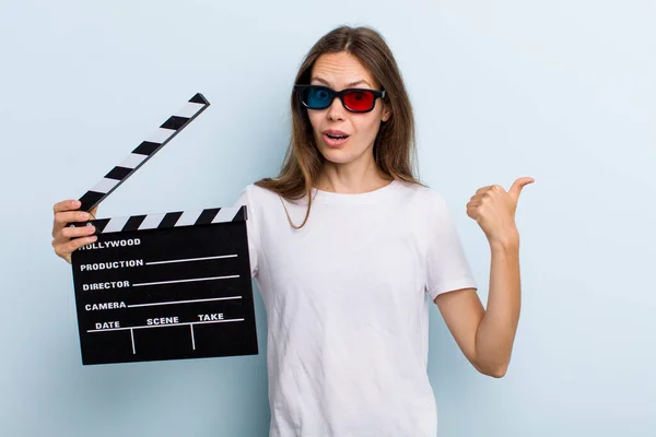 Young Adult Woman Looking Astonished Disbelief Movie Cinema Concept — Stockfoto