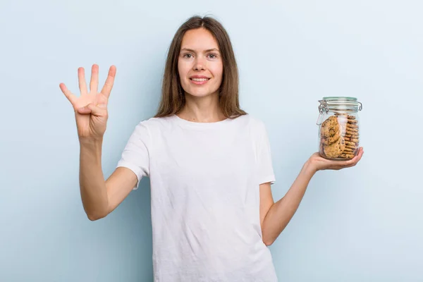 Jovem Mulher Adulta Sorrindo Olhando Amigável Mostrando Número Quatro Cookies — Fotografia de Stock