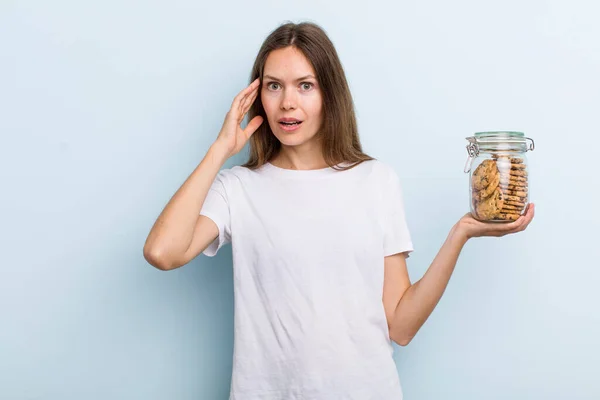 Young Adult Woman Looking Surprised Realizing New Thought Idea Concept — Stockfoto