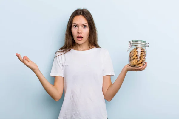Young Adult Woman Feeling Extremely Shocked Surprised Home Made Cookies — Stockfoto