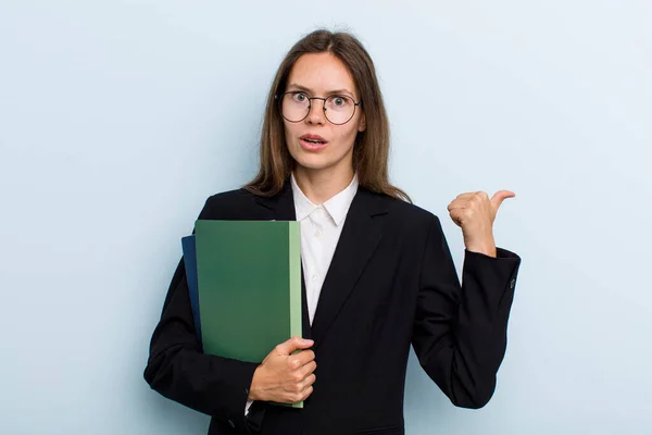 Young Adult Woman Looking Astonished Disbelief University Student Concept — Stockfoto