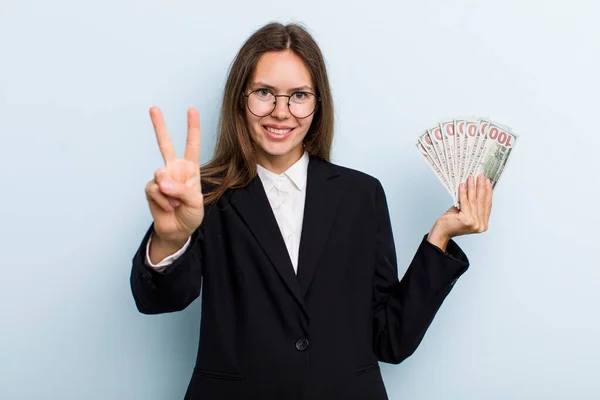 Jovem Mulher Adulta Sorrindo Olhando Feliz Gesticulando Vitória Paz Conceito — Fotografia de Stock