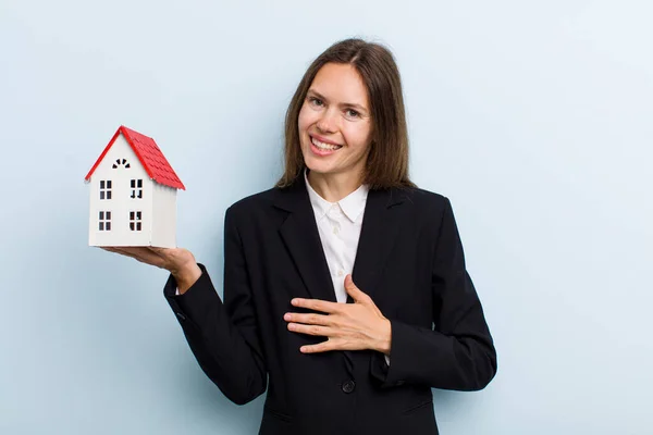 Jong Volwassen Vrouw Lachen Hardop Naar Sommige Hilarische Grap — Stockfoto