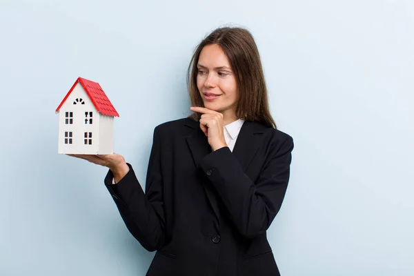 Jong Volwassen Vrouw Glimlachen Met Een Gelukkig Zelfverzekerde Uitdrukking Met — Stockfoto