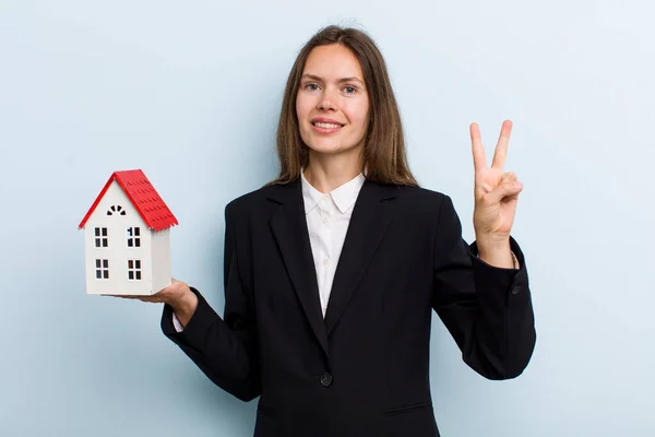 Junge Erwachsene Frau Die Freundlich Lächelt Und Nummer Zwei Zeigt — Stockfoto