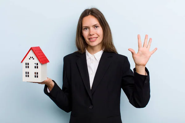 Junge Erwachsene Frau Die Freundlich Lächelt Und Nummer Fünf Zeigt — Stockfoto