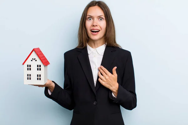 Young Adult Woman Looking Shocked Surprised Mouth Wide Open Pointing — Stockfoto