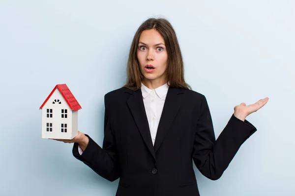 Young Adult Woman Looking Surprised Shocked Jaw Dropped Holding Object — Stockfoto