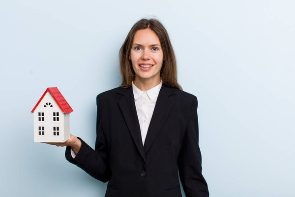 молодая взрослая женщина выглядит счастливой и приятно удивленной