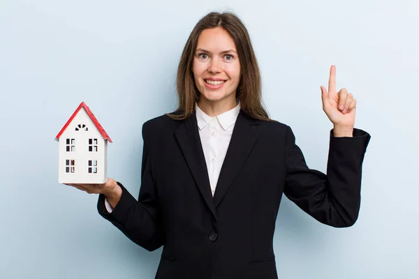 Joven Mujer Adulta Sintiéndose Como Genio Feliz Emocionado Después Realizar — Foto de Stock