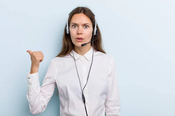 Young Adult Woman Looking Astonished Disbelief Telemarketer Concept — Stock fotografie