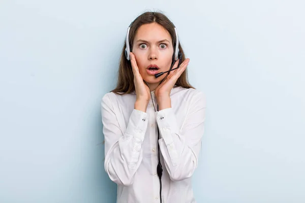 Young Adult Woman Feeling Shocked Scared Telemarketer Concept — Stockfoto