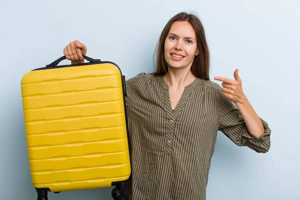 Joven Mujer Adulta Sonriendo Con Confianza Señalando Propia Sonrisa Amplia — Foto de Stock