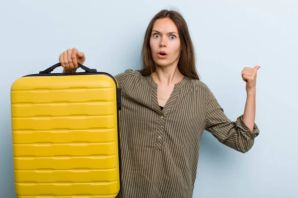 Young Adult Woman Looking Astonished Disbelief Flight Passenger Concept — Foto de Stock