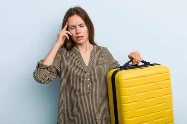 Young Adult Woman Looking Surprised Realizing New Thought Idea Concept — Stockfoto