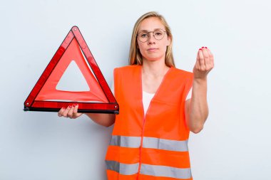 Sarışın, genç, yetişkin bir kadın kapiş ya da para hareketi yapıp sana ödemeni söylüyor. araba acil durumu