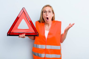 Sarışın, genç, yetişkin bir kadın inanılmaz bir sürprizle şaşkına döndü ve hayrete düştü. araba acil durumu