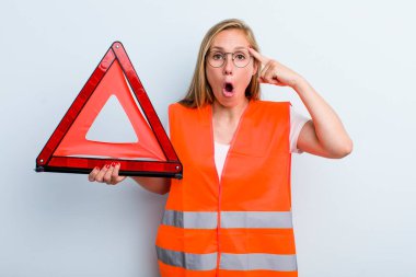 Sarışın, genç, yetişkin bir kadın şaşırmış görünüyor. Yeni bir düşünce, fikir ya da konsept keşfediyor. araba acil durumu