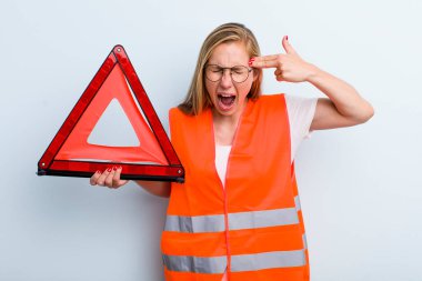 Genç, sarışın, mutsuz ve stresli bir kadın intihar işareti yapıyor. araba acil durumu