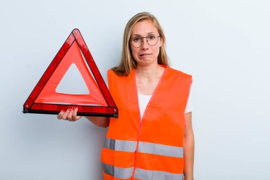 Şaşkın ve kafası karışmış sarışın genç bir kadın. araba acil durumu