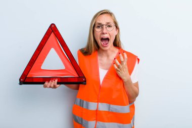 Sarışın, genç, yetişkin bir kadın umutsuz, sinirli ve stresli görünüyor. araba acil durumu