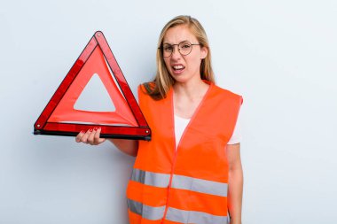 Sarışın, genç ve kafası karışık bir kadın. araba acil durumu