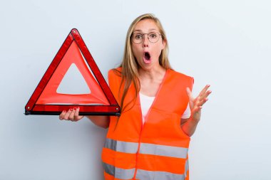 Sarışın, genç, yetişkin bir kadın son derece şaşırmış ve şok olmuş hissediyor. araba acil durumu