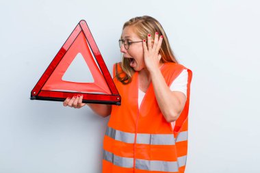 Sarışın, genç, yetişkin bir kadın mutlu, heyecanlı ve şaşırmış hissediyor. araba acil durumu