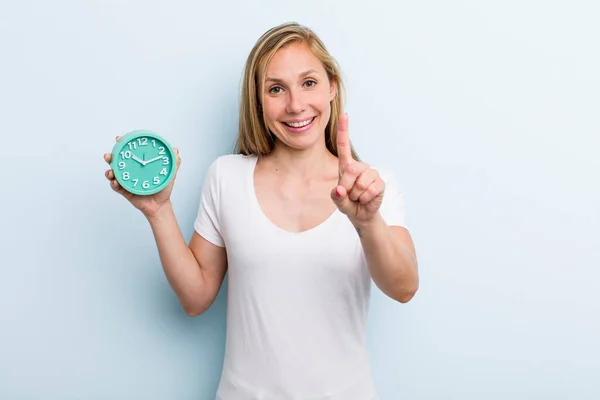 Rubia Joven Mujer Adulta Sonriendo Orgullosa Confiadamente Haciendo Número Uno — Foto de Stock