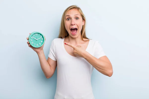 Blonde Young Adult Woman Looking Excited Surprised Pointing Side Alarm — Photo