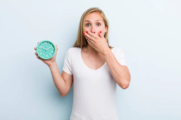 Blonde Young Adult Woman Covering Mouth Hands Shocked Alarm Clock — Stock Fotó