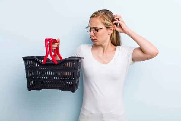 Blonde Young Adult Woman Feeling Puzzled Confused Scratching Head Shopping — Foto Stock