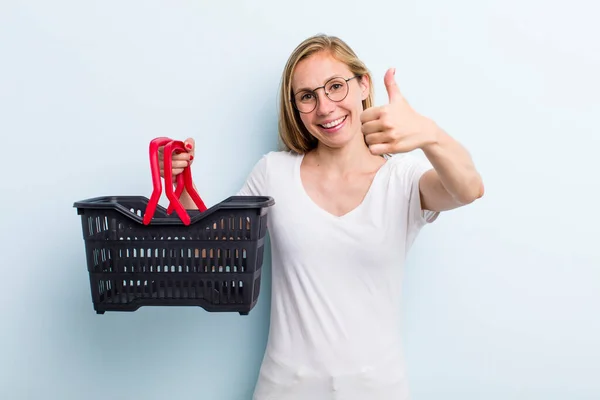 Blonďatá Dospělá Žena Pyšně Usmívá Palci Nahoru Nákupní Košík — Stock fotografie