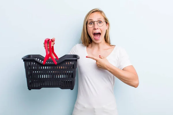 Blonde Young Adult Woman Looking Excited Surprised Pointing Side Shopping — Foto Stock
