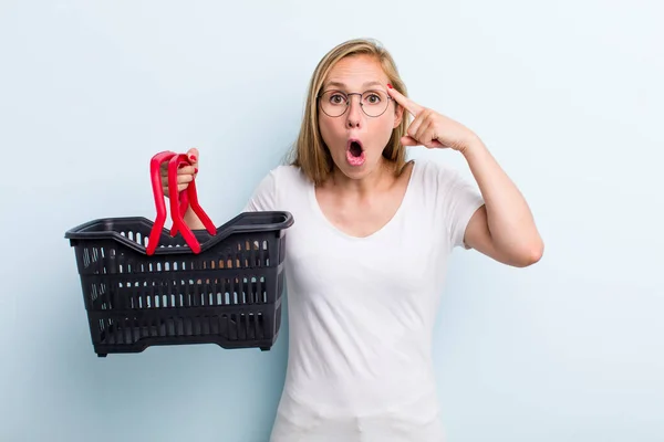 Blonde Junge Erwachsene Frau Die Überrascht Schaut Und Einen Neuen — Stockfoto