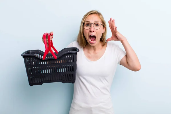 Blonde Young Adult Woman Screaming Hands Air Shopping Basket — Foto Stock