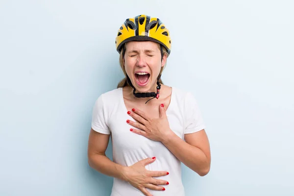 Ξανθιά Ενήλικη Γυναίκα Γελάει Δυνατά Ένα Αστείο Ποδήλατο Κράνος Έννοια — Φωτογραφία Αρχείου