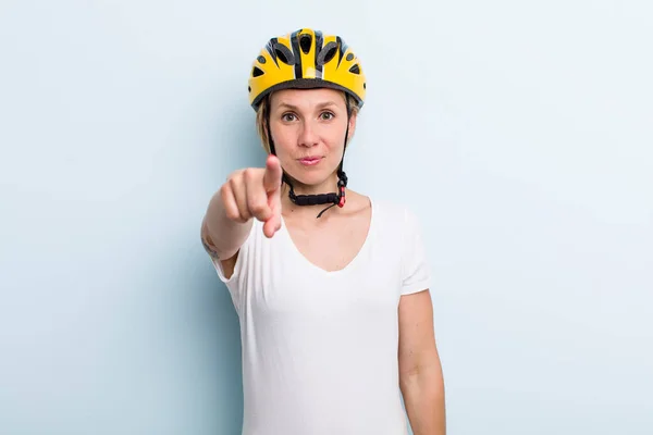 Blondynka Młoda Kobieta Wskazując Aparat Wybierając Ciebie Koncepcja Kasku Rowerowego — Zdjęcie stockowe