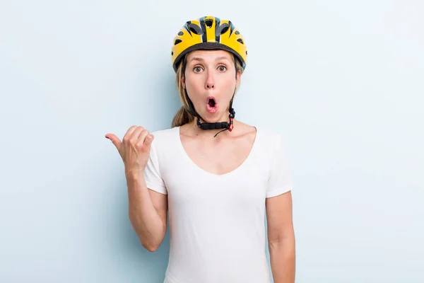 Blonde Young Adult Woman Looking Astonished Disbelief Bike Helmet Concept — Zdjęcie stockowe