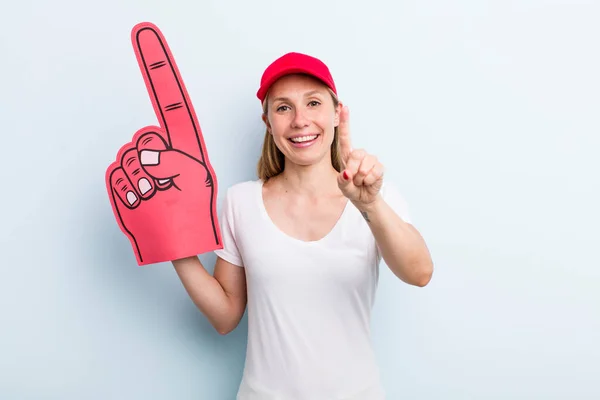 Rubia Joven Mujer Adulta Sonriendo Orgullosa Confiadamente Haciendo Número Uno — Foto de Stock