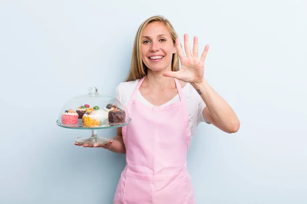 Blonde Young Adult Woman Smiling Looking Friendly Showing Number Five — Stockfoto