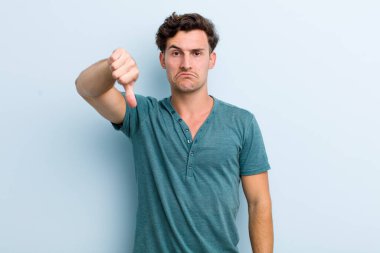 Huysuz, sinirli, sinirli, hayal kırıklığına uğramış ya da canı sıkkın genç bir adam.