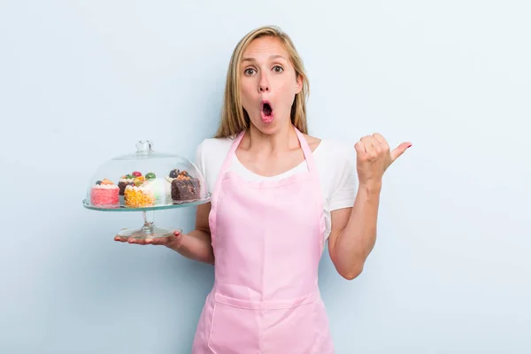 Blonde Young Adult Woman Looking Astonished Disbelief Home Made Cakes — Stockfoto