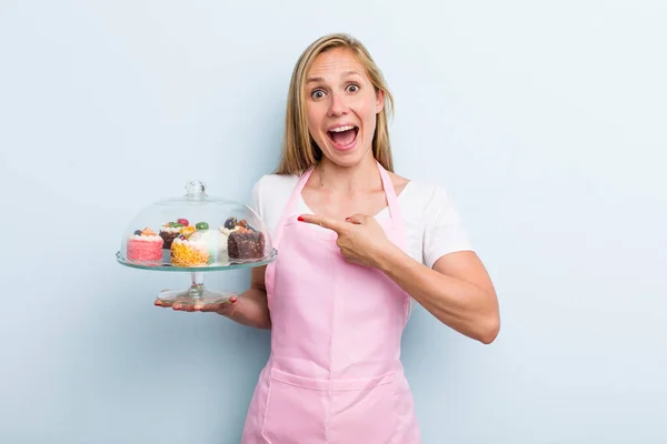 Blonde Young Adult Woman Looking Excited Surprised Pointing Side Home — Stockfoto