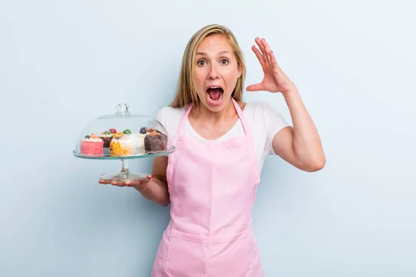 Blonde Young Adult Woman Screaming Hands Air Home Made Cakes — Stockfoto